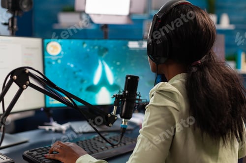 Preview: African esport player talking with teammates