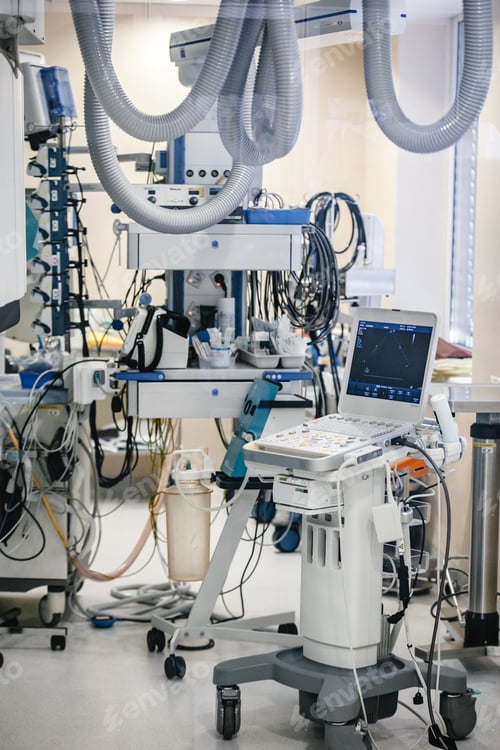 Preview: Vertical shot of the interior of an intensive care ward with different equipment