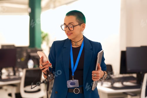 Preview: A whitecollar worker in formal wear holding a tablet and cell phone