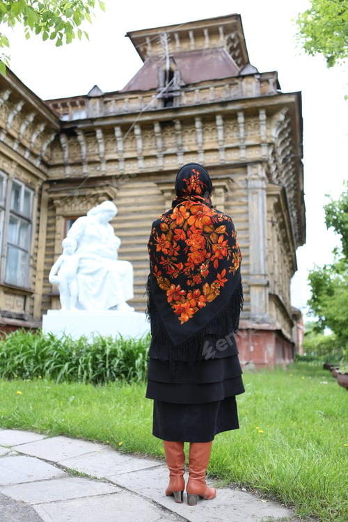 Preview: Russian Girl In Vintage Traditional National Pavlovo Posad Shawl. Wooden House In Pavlovsky Posad