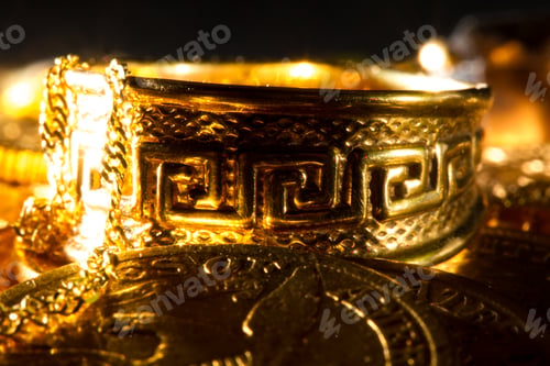 Preview: Jewels and gold coins