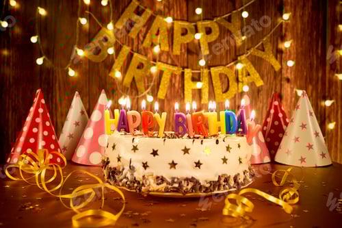 Visualização: Bolo de feliz aniversário com velas no fundo de guirlandas a