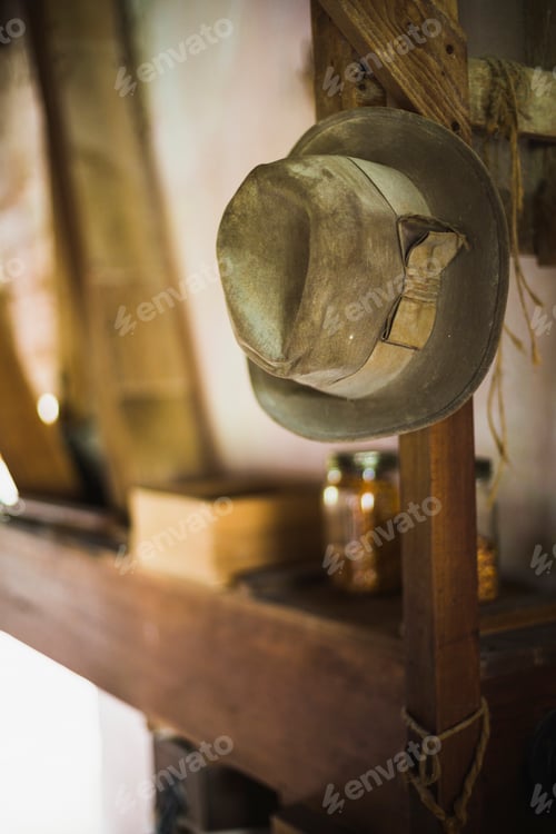 Vista previa: Sombrero amish vintage que cuelga de un poste