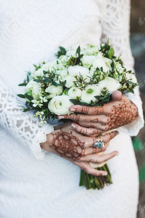 Preview: Nice wedding bouquet in bride's hand with mehendi tattoo