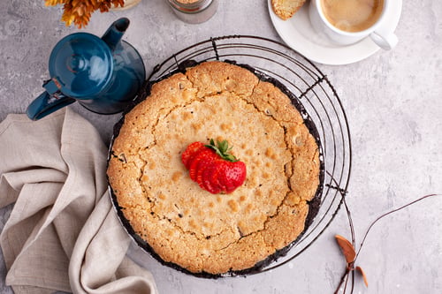 Preview: Tollhouse pie decorated with strawberries