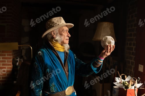 Preview: Male artist of 75 years old
