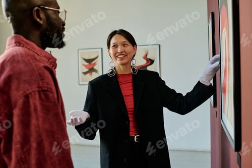Preview: Explaining Art Pieces in Modern Gallery Environment