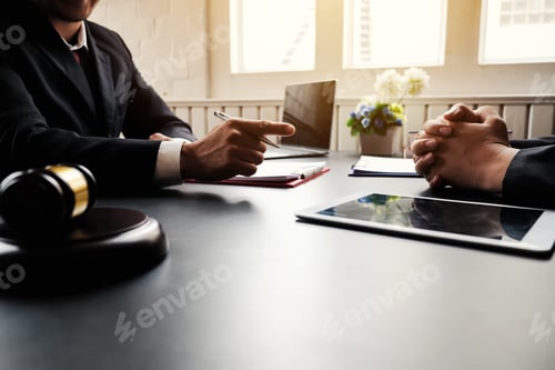 Preview: Lawyer and jurors adviser discuss about the lawsuit.
