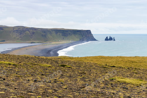 Preview: view of Kirkjufjara black beach from Dyrholaey