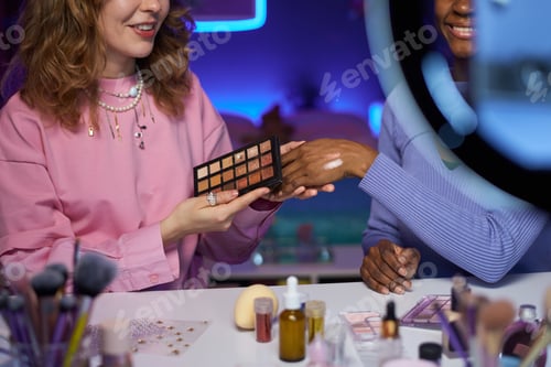 Preview: Close Up Girls Testing Beauty Products