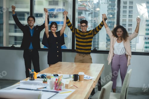 Visualização: empresário e parceiro de negócios: equipe de sucesso, feliz e divertida na festa de celebração do grupo
