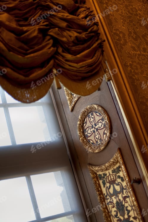 Preview: Decoration of marquetry and curtains