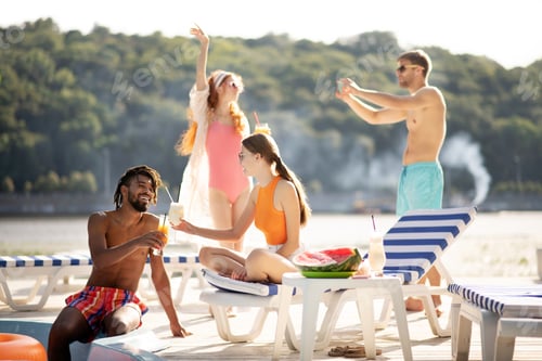 Preview: Dark-skinned man smiling drinking cocktail with girlfriend