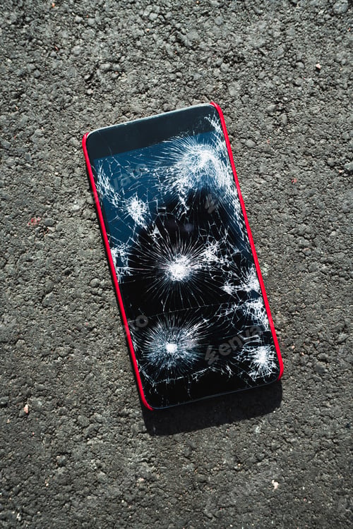 Preview: Smartphone with broken screen