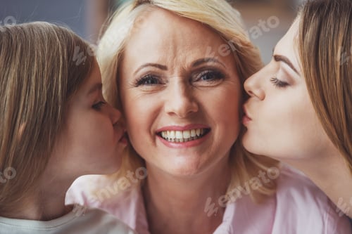 Vista previa: Abuela, madre e hija
