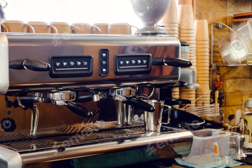 Preview: Professional coffee machine in coffeeshop. Professional coffee brewing concept.