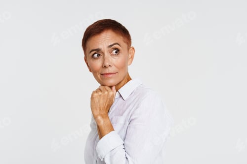 Vista previa: Ginger senior woman with short hair posing and looking aside
