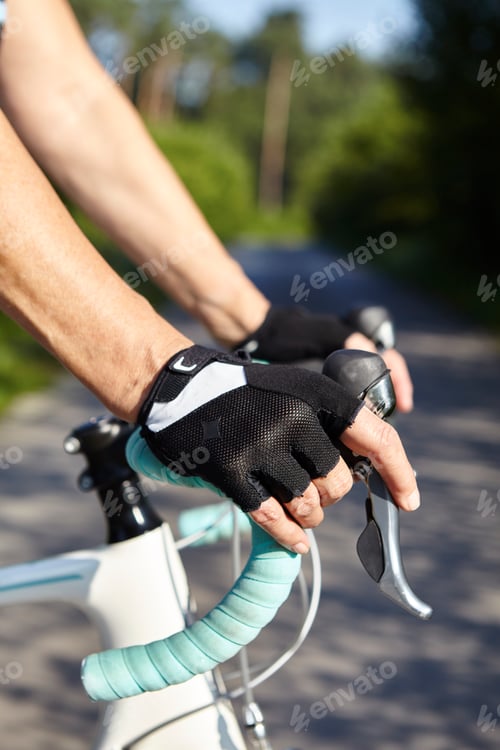 Preview: Gloved-hands of cyclist on handle bar