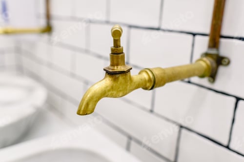 Preview: Retro faucet gilded hot water with metal pipes in sight.