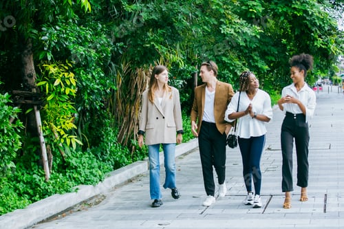 Visualização: Retrato da equipe de marketing criativo de jovens profissionais diversos juntos ao ar livre