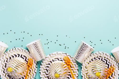 Visualização: Acessórios festivos para festa em tons dourados em fundo turquesa