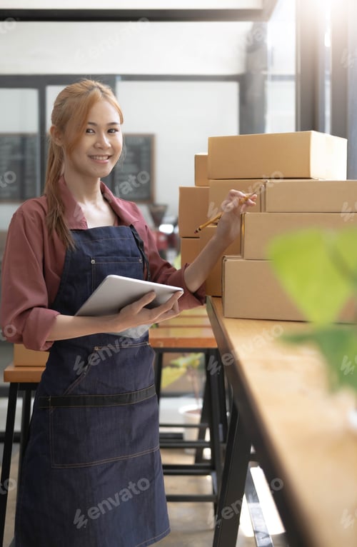 Preview: Female startup small business owner standing with smiles at camera. Online selling. E-commerce.