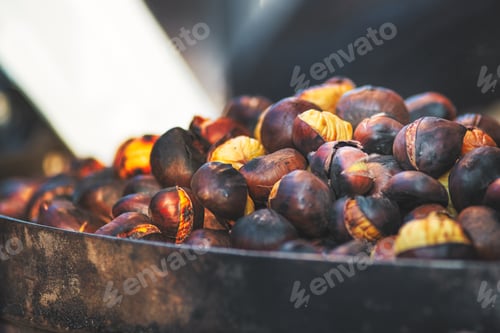Preview: Hot roasted chestnuts ready