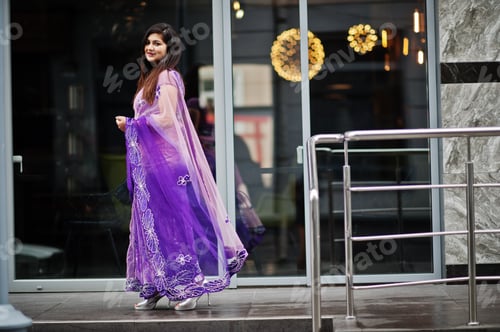 Aperçu: Indian hindu girl at traditional violet saree