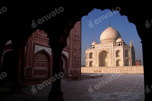 Preview: Taj Mahal, famous historical monument, UNESCO World Heritage Site.