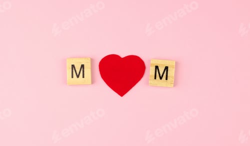 Preview: The word mom from wooden letters, instead of the letter O red heart