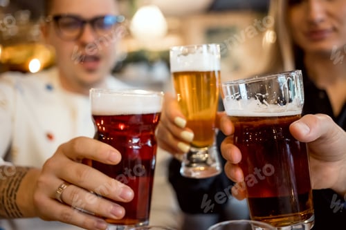 Vista previa: Close up on hands holding glasses of beer