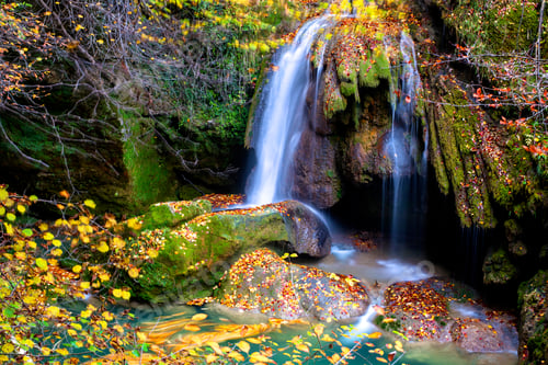 Preview: Amazing waterfalls of aquifer with bright vegetation
