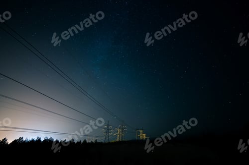 Vista previa: Increíble cielo nocturno con estrellas, Vía Láctea pasando por la línea eléctrica en una exposición prolongada