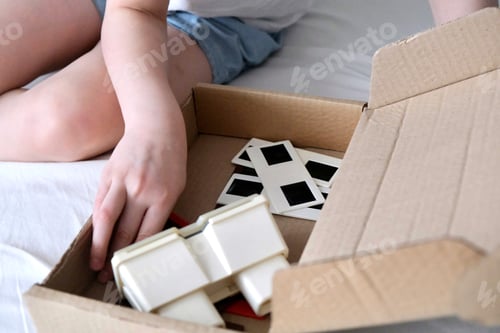 Preview: A child is watching slides through a slide show.