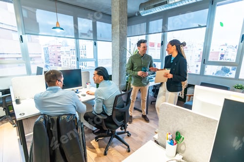 Visualização: Empresários diversos colaborando em um escritório moderno com usuários de cadeira de rodas