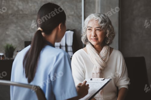 Preview: Doctors are talking to explain medication and health care to elderly patients.