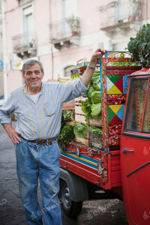 Preview: fruit vendor next to his ape-transporter