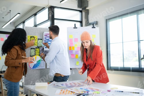 Preview: Multiethnic young business people working together in modern office, Collaborate to designing an app