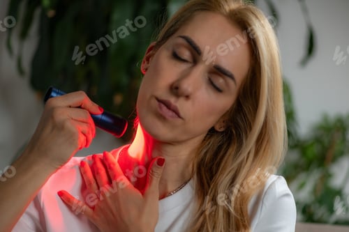 Preview: Red light therapy on the neck reduces pain and stiffness from tension or injury