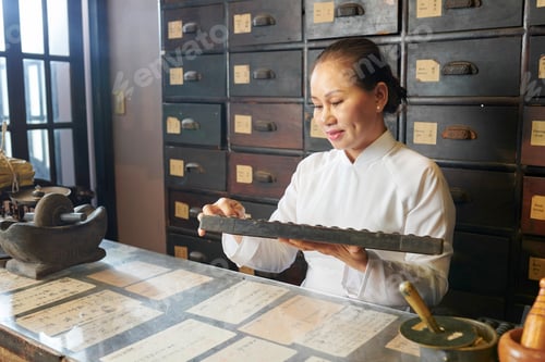 Preview: Vietnamese woman working at traditional apothecary