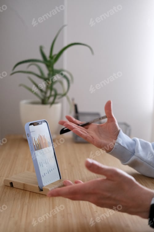 Preview: Online discussion of graphs and diagrams on the phone screen