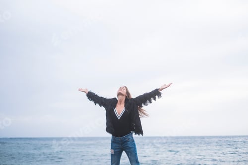 Preview: Indie young caucasian woman standing with open arms and enjoy the nature and freedom