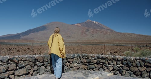 Preview: Woman tourist sits on the observation deck Llano de Ucanca Vista Point