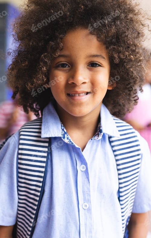 Criança sorridente com mochila pronta para a escola, animada para novas aventuras