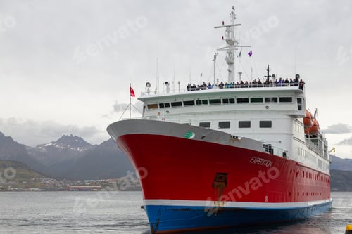 Preview: Cruise ship docked in the harbor of Ushuaia