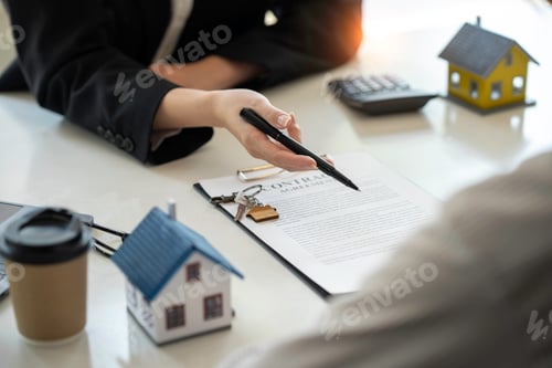 Preview: Real estate brokerage agent Hand over the house to the customer and sign the contract agreement home