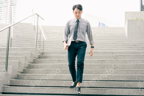 Preview: A man in a business suit, dressed in a smart suit, runs to work during rush hour in corridors.