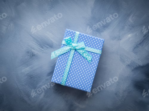 Vista previa: Caja de regalo plana sobre fondo azul
