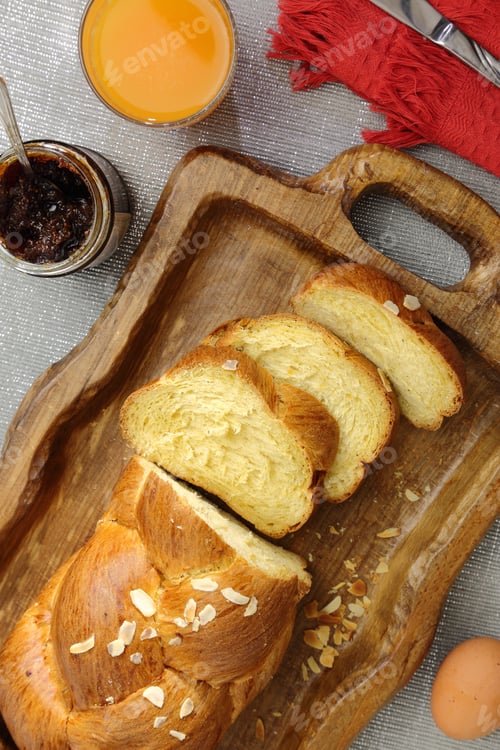 Preview: Sweet brioche bread on tray with juice and marmalade