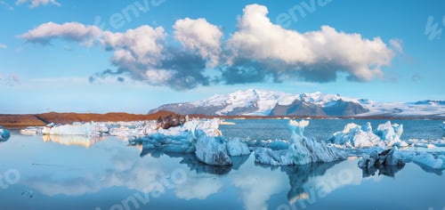 Preview: Impressive floating icebergs in Jokulsarlon glacier lagoon.